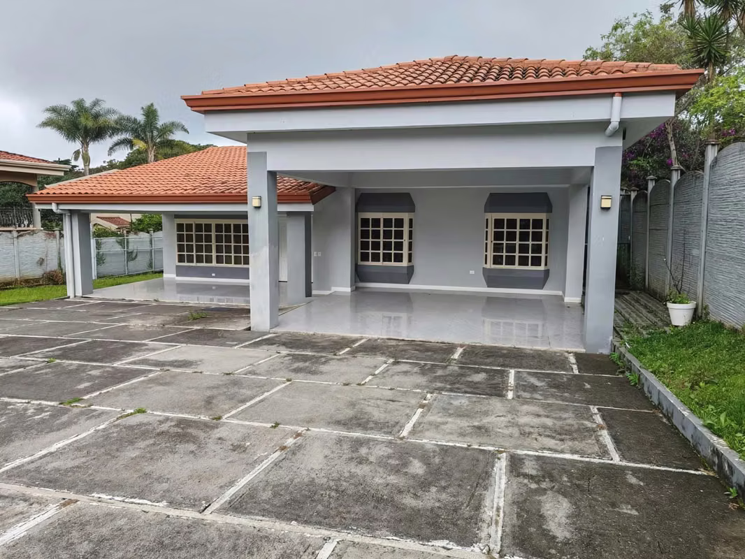 Espectacular Casa de Una Planta con Amplio Terreno en Residencial de San Rafael de Heredia, foto 4