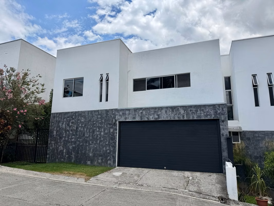 Casa en venta en la Guacima moderna con patio terraza $185,000 oportunidad, foto 2