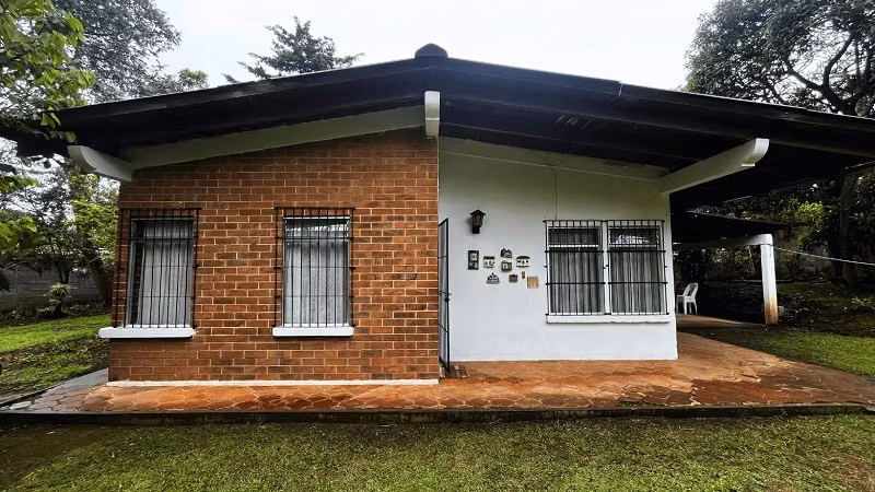 Venta de casa ubicada en San Lucas Sacatepéquez 1 nivel y 1,150 Vr2. de terreno., foto 2