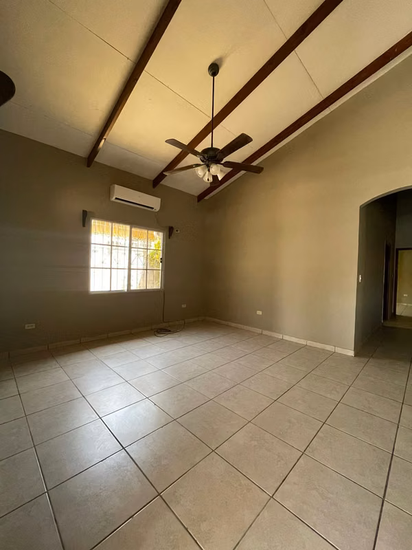"Seguridad y Comodidad en Los Olivos 1: Casa Familiar con Seguridad y Amenidades, foto 2