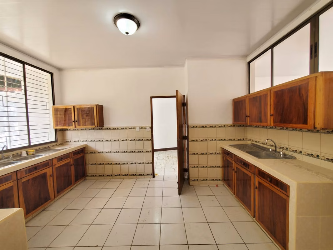 ¡EN VENTA! Amplia casa esquinera en Bolonia, foto 5