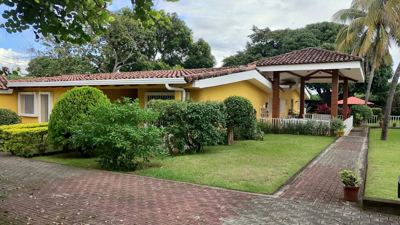 AMPLIA RESIDENCIA CON PISCINA EN LAS COLINAS, AMPLIO TERRENO 2,600 V², foto 2