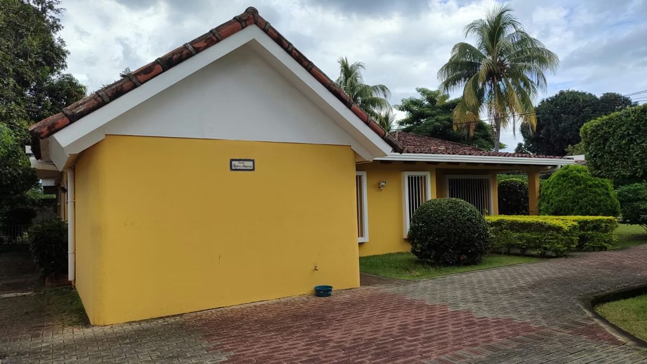 AMPLIA RESIDENCIA CON PISCINA EN LAS COLINAS, AMPLIO TERRENO 2,600 V², foto 4