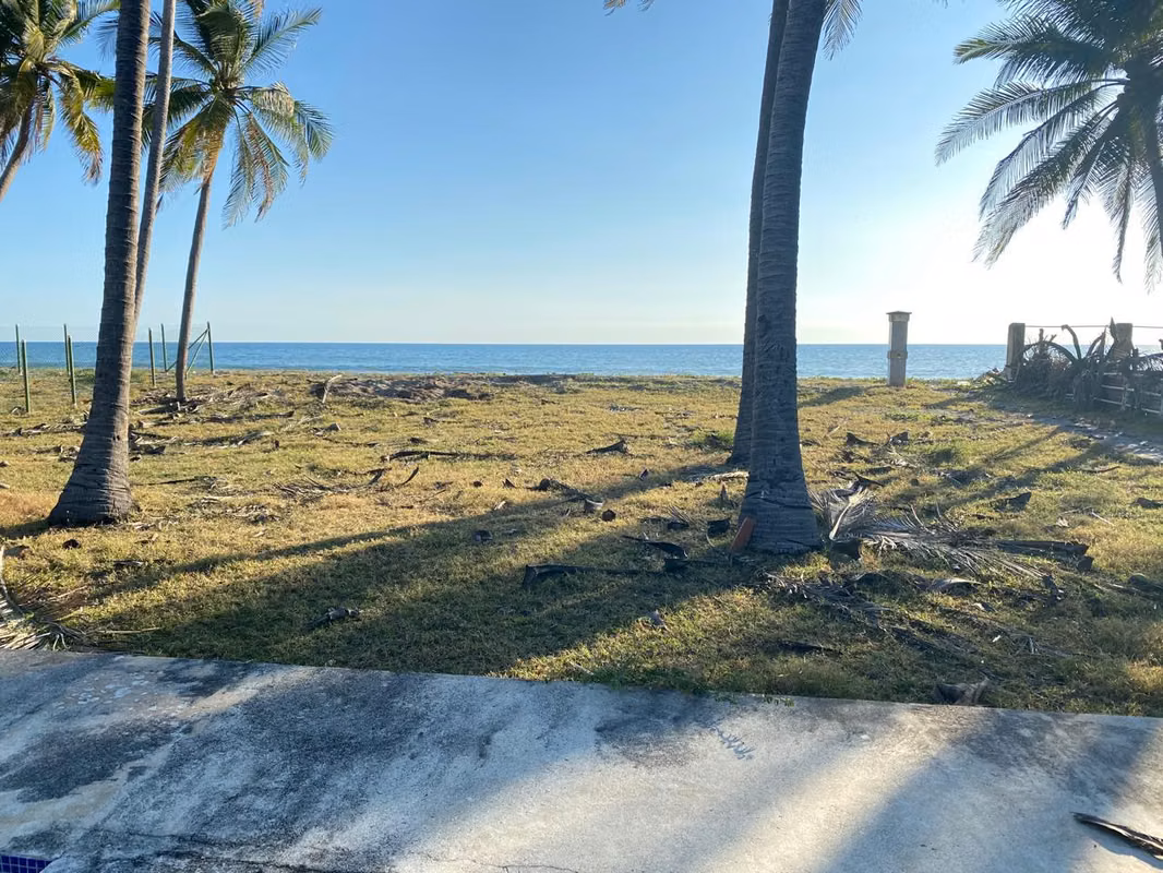 EN VENTA 4,000 V² FRENTE A PLAYA EN AMATECAMPO, foto 4