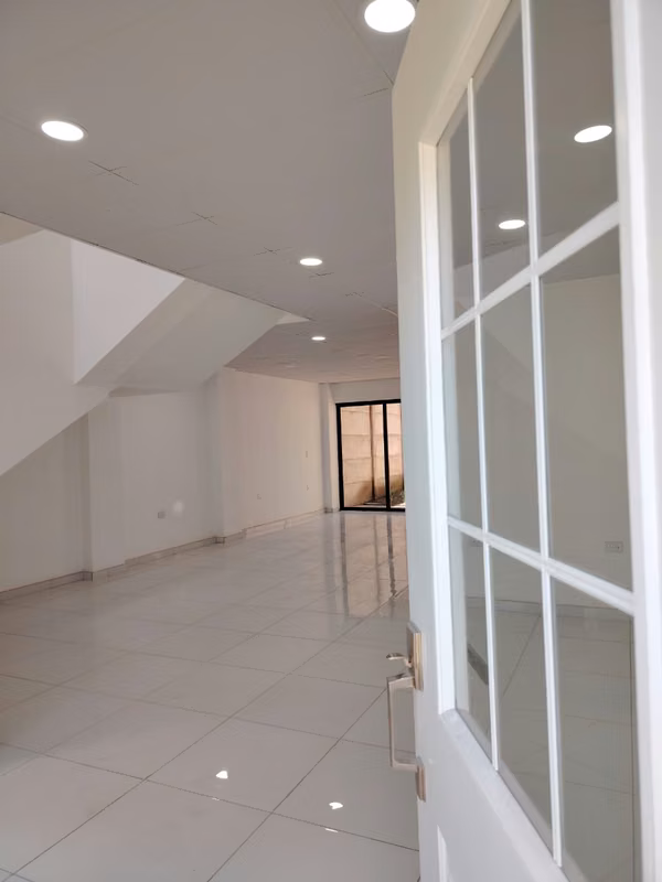 Casa Nueva de 2 Plantas en Residencial Arizona, Santa Ana | 3 Hab., Jardín Privado y Terrazas, foto 2