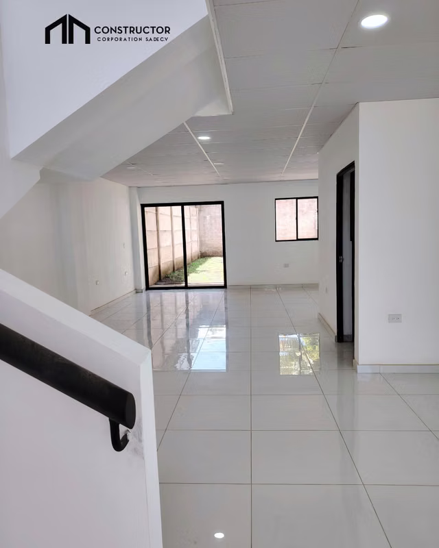 Casa Nueva de 2 Plantas en Residencial Arizona, Santa Ana | 3 Hab., Jardín Privado y Terrazas, foto 3