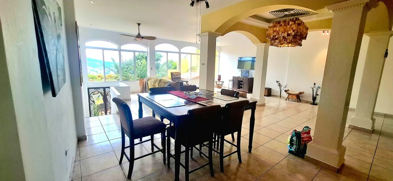 CASA GRANDE Y BONITA EN LOMAS DE ALTAMIRA, CON VISTA  AL VOLCAN Y A LA CIUDAD, AMPLIOS ESPACIOS ., foto 2