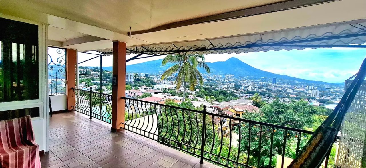 CASA GRANDE Y BONITA EN LOMAS DE ALTAMIRA, CON VISTA  AL VOLCAN Y A LA CIUDAD, AMPLIOS ESPACIOS ., foto 3